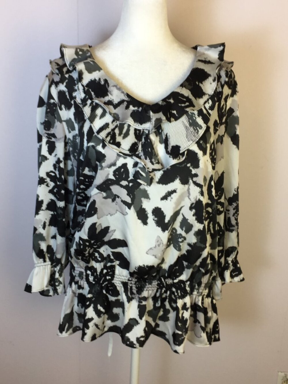 Violet + Claire Blouse Top Size M Womans White Black Floral Satin V-neck Ruffle